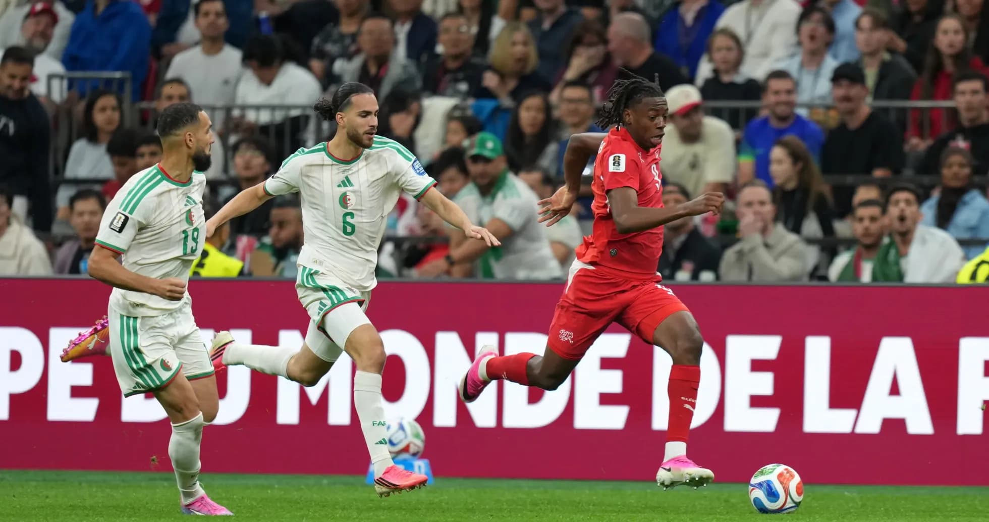 Jugadores de Suiza y Argelia en acción Jugadores de Suiza y Argelia en acción