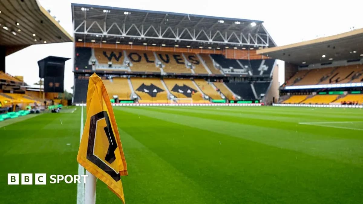 Estadio Molineux de Wolverhampton con banderín de esquina Estadio Molineux de Wolverhampton con banderín de esquina