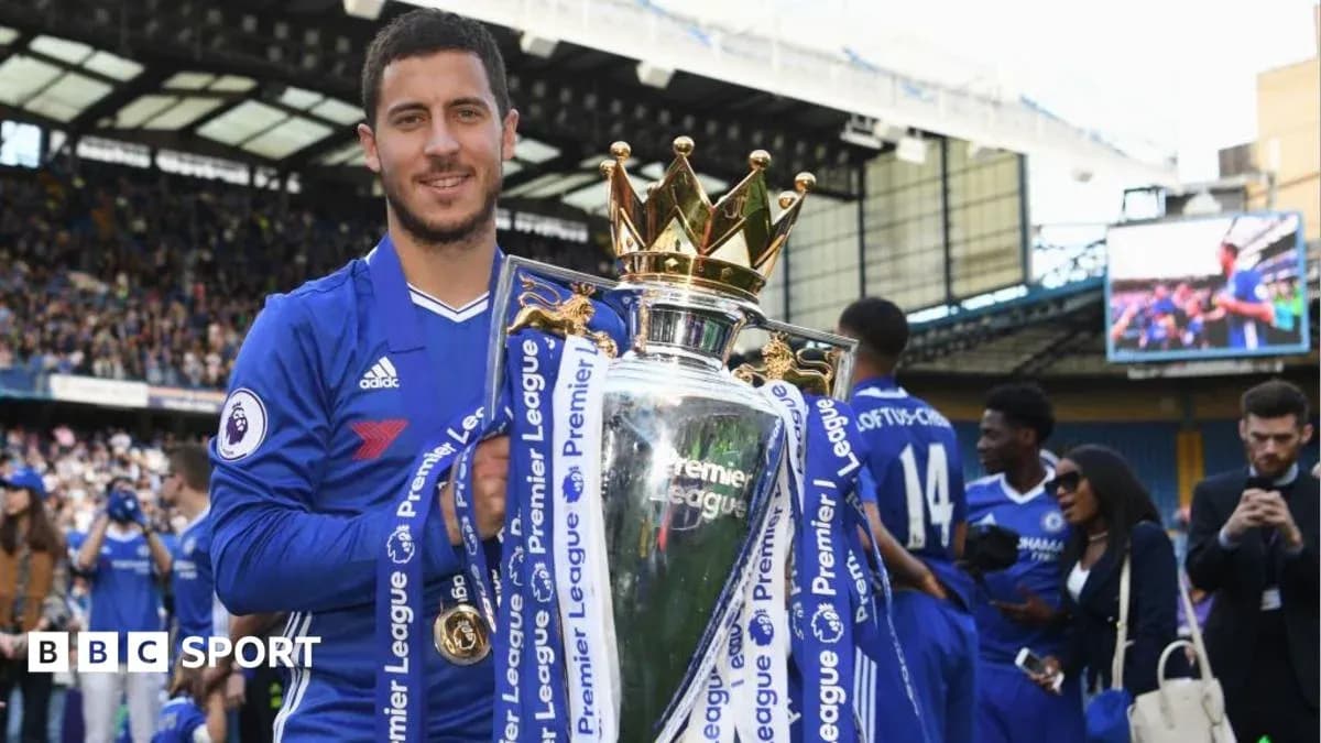 Jugador de Chelsea levantando el trofeo de Premier League Jugador de Chelsea levantando el trofeo de Premier League