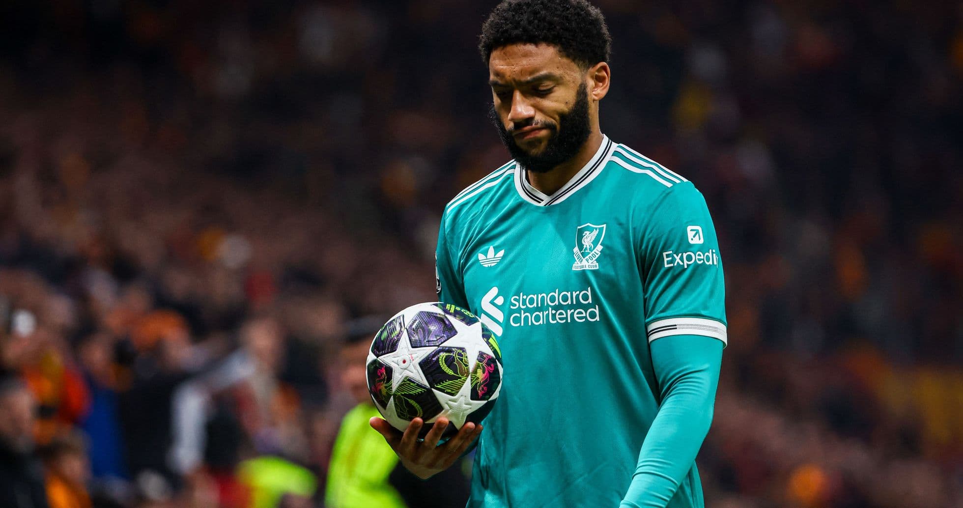 Jugador sosteniendo un balón en el campo de fútbol Jugador sosteniendo un balón en el campo de fútbol