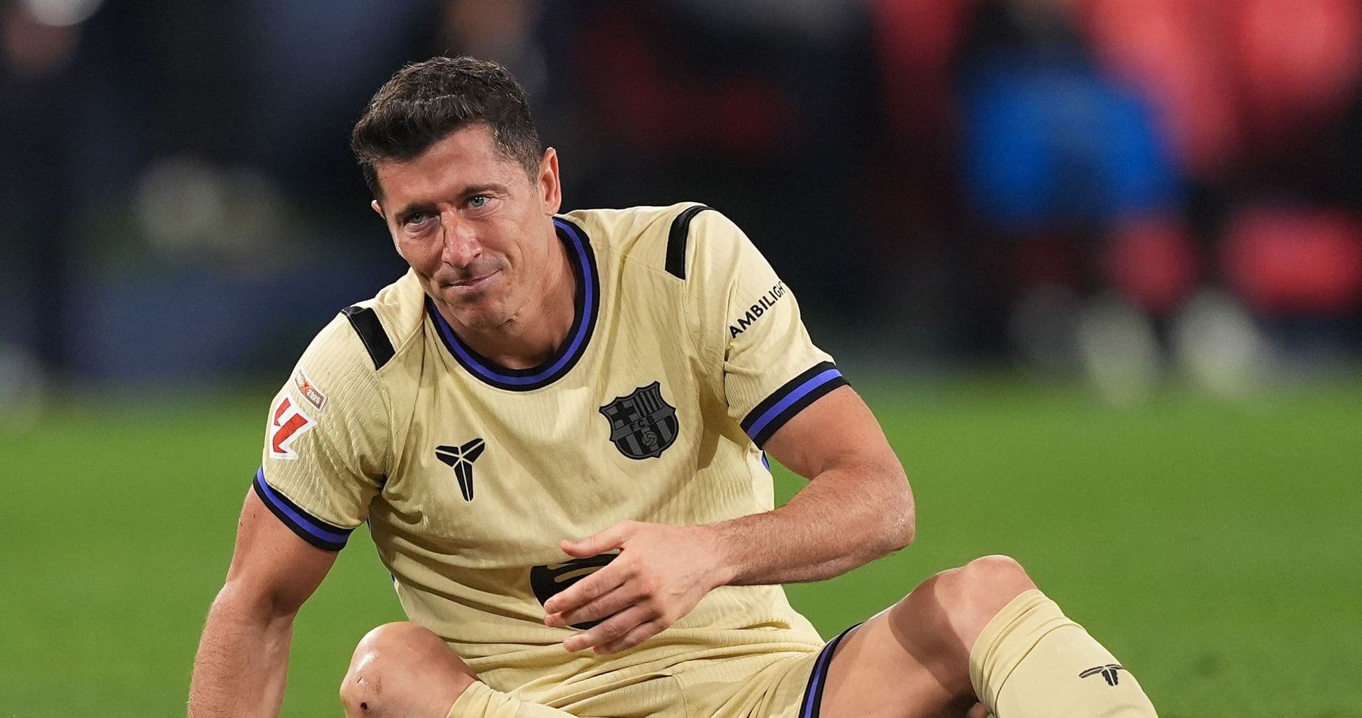 Jugador del FC Barcelona sentado en el campo Jugador del FC Barcelona sentado en el campo