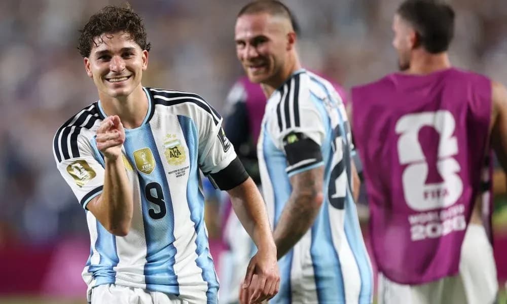 Jugador de Argentina celebrando con compañeros después de un gol Jugador de Argentina celebrando con compañeros después de un gol