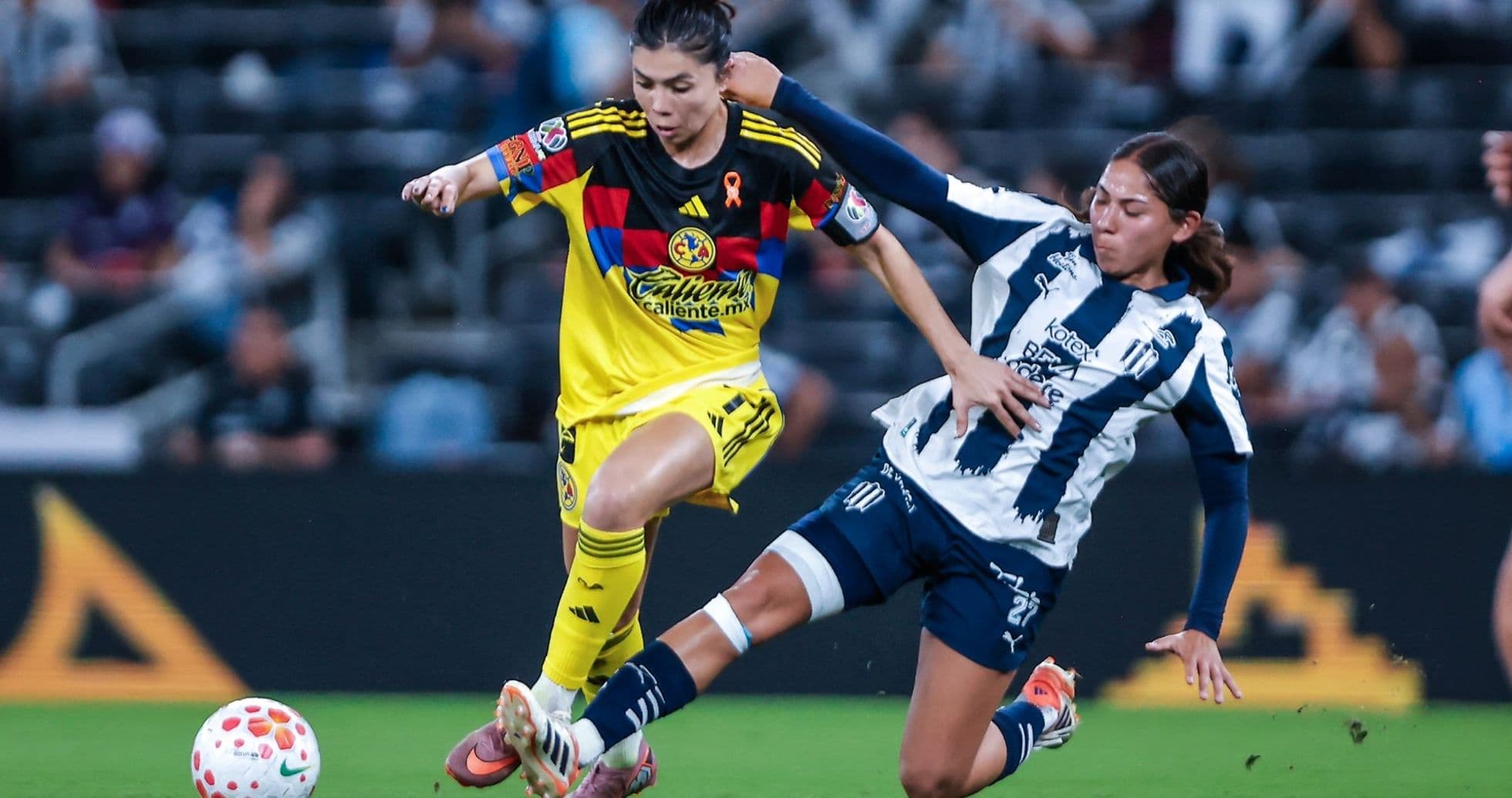 Jugadora de América W driblando a Monterrey W Jugadora de América W driblando a Monterrey W