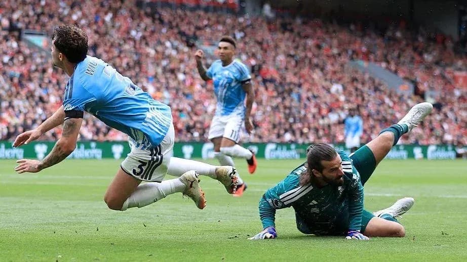 Jugador cae tras intentar marcar gol frente al portero Jugador cae tras intentar marcar gol frente al portero