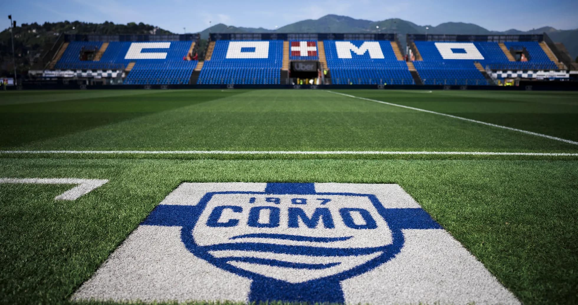 Campo de fútbol del equipo Como con logo Campo de fútbol del equipo Como con logo