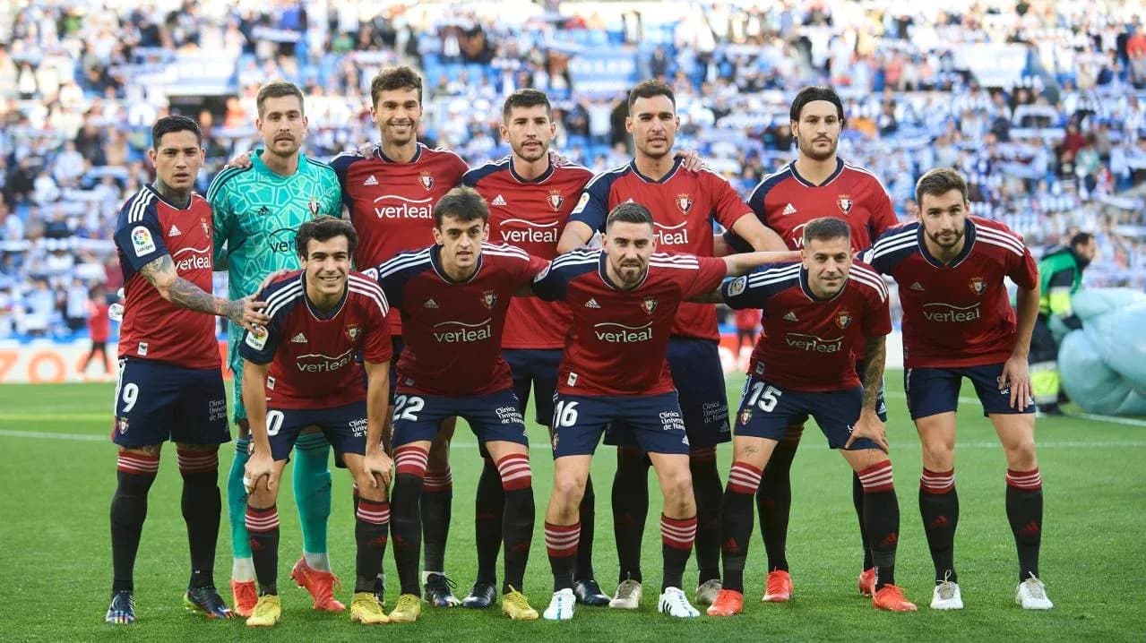 Jugadores de Osasuna en alineación previa al partido Jugadores de Osasuna en alineación previa al partido