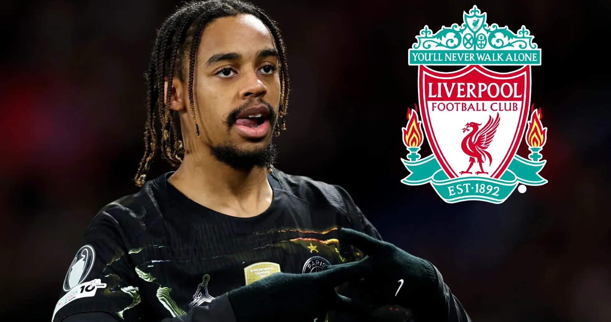 Jugador señalando el logo de Liverpool FC Jugador señalando el logo de Liverpool FC