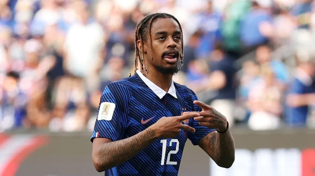 Jugador de Francia señalando durante un partido Jugador de Francia señalando durante un partido