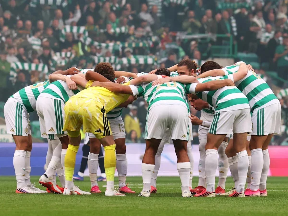 Equipo de fútbol Celtic en círculo antes del partido Equipo de fútbol Celtic en círculo antes del partido