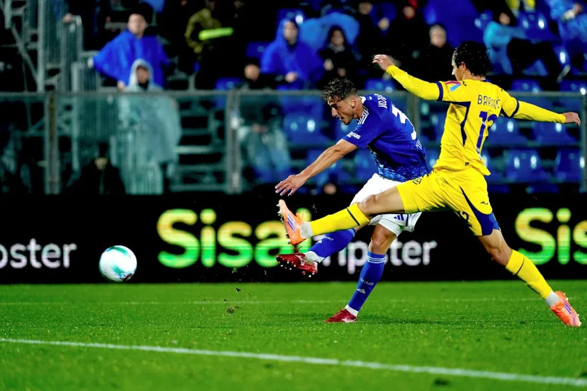 Jugador de Hellas Verona dispara a puerta Jugador de Hellas Verona dispara a puerta