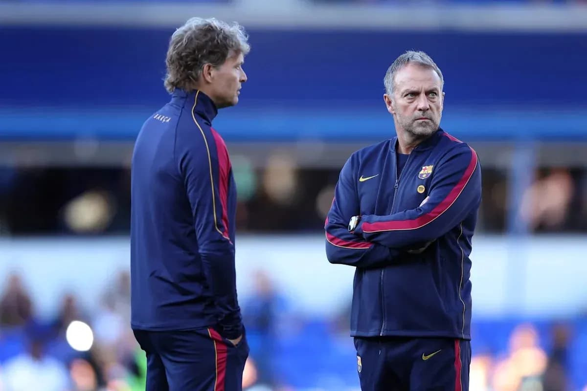 Entrenadores de FC Barcelona conversando en el campo Entrenadores de FC Barcelona conversando en el campo