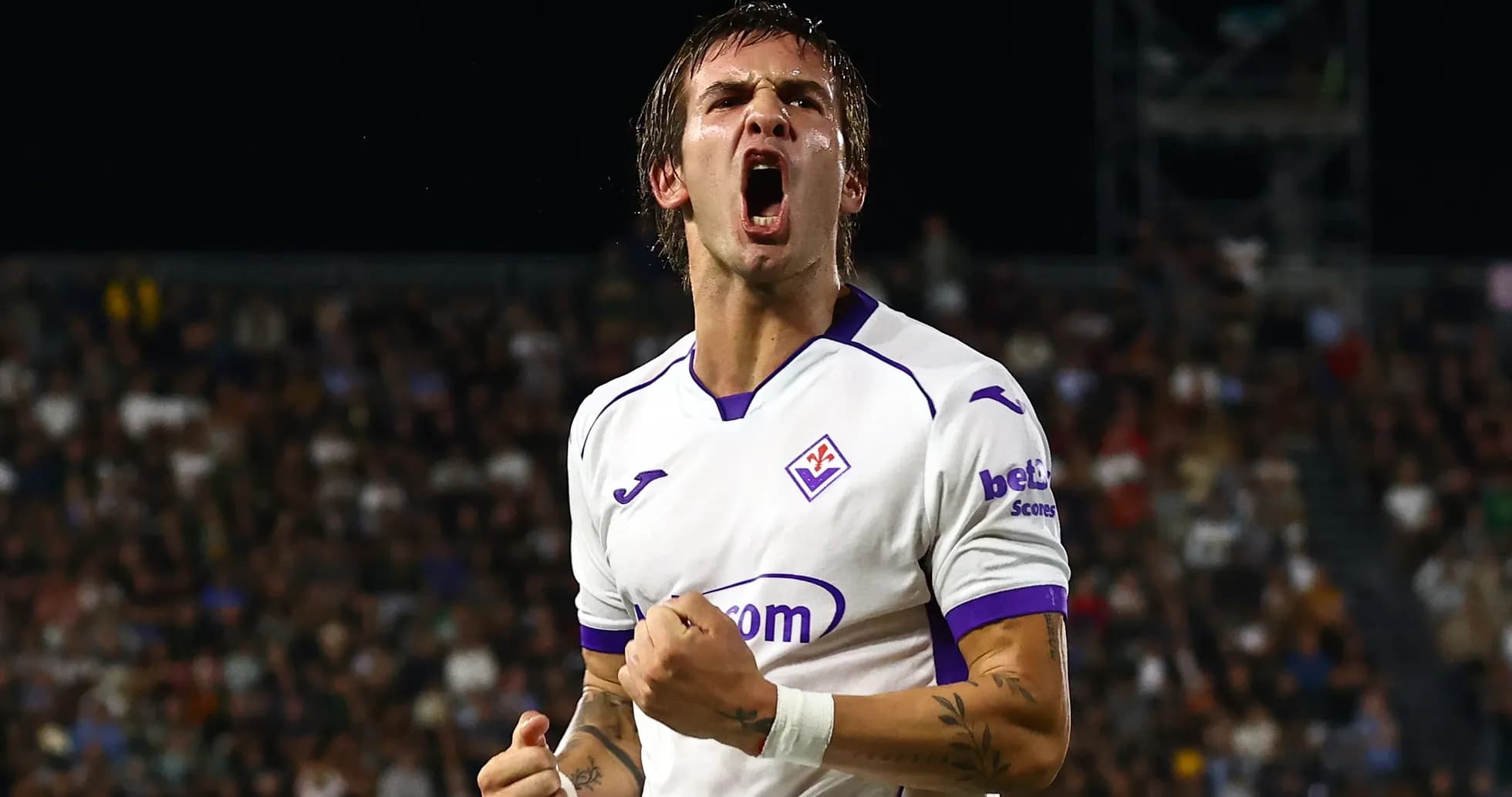 Jugador de la Fiorentina celebrando un gol Jugador de la Fiorentina celebrando un gol