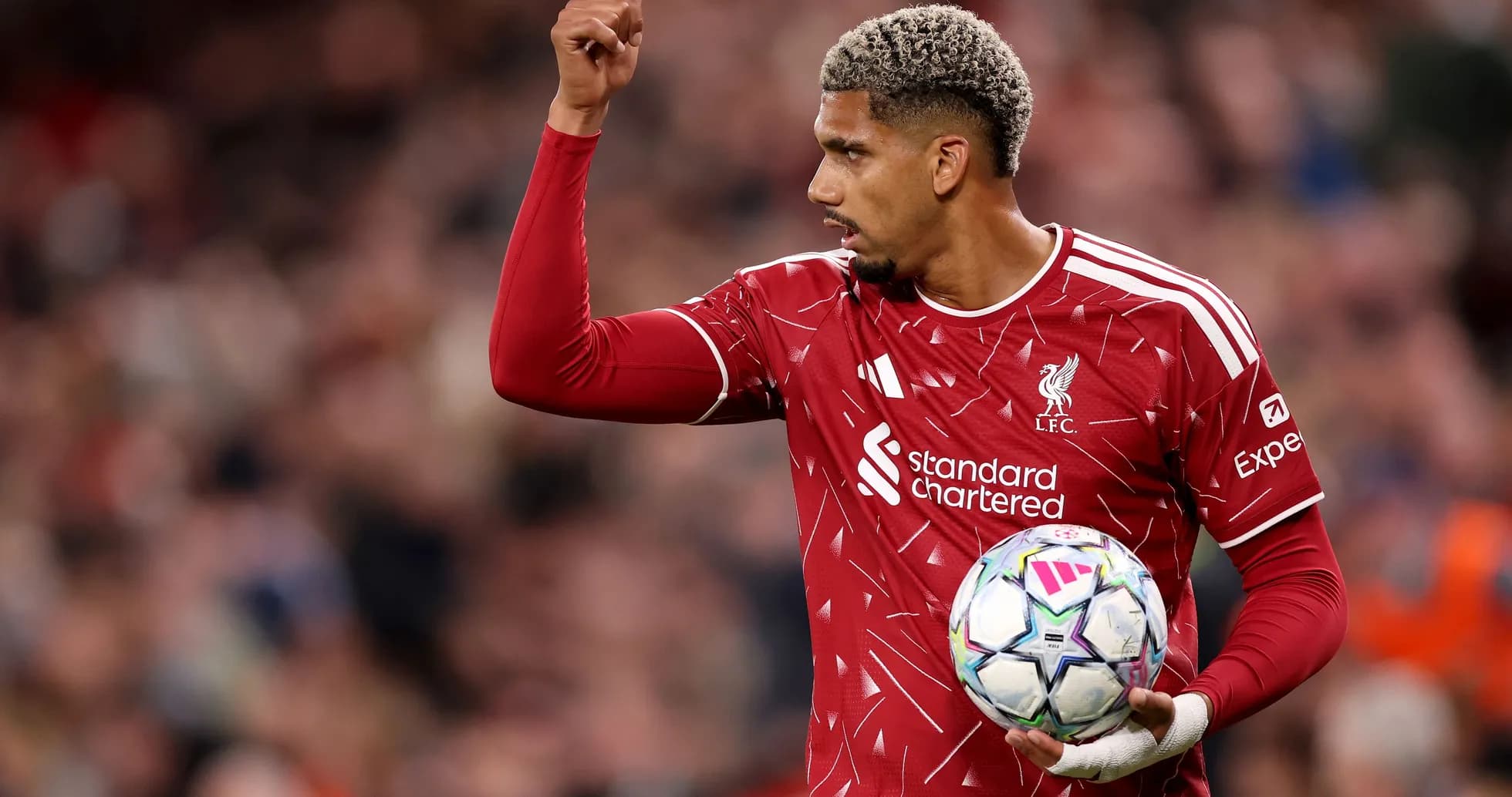 Jugador de Liverpool levantando la mano con balón Jugador de Liverpool levantando la mano con balón