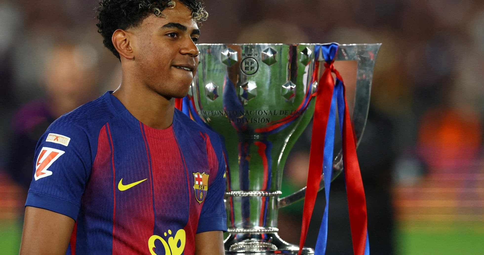 Jugador del Barcelona junto al trofeo de campeón Jugador del Barcelona junto al trofeo de campeón