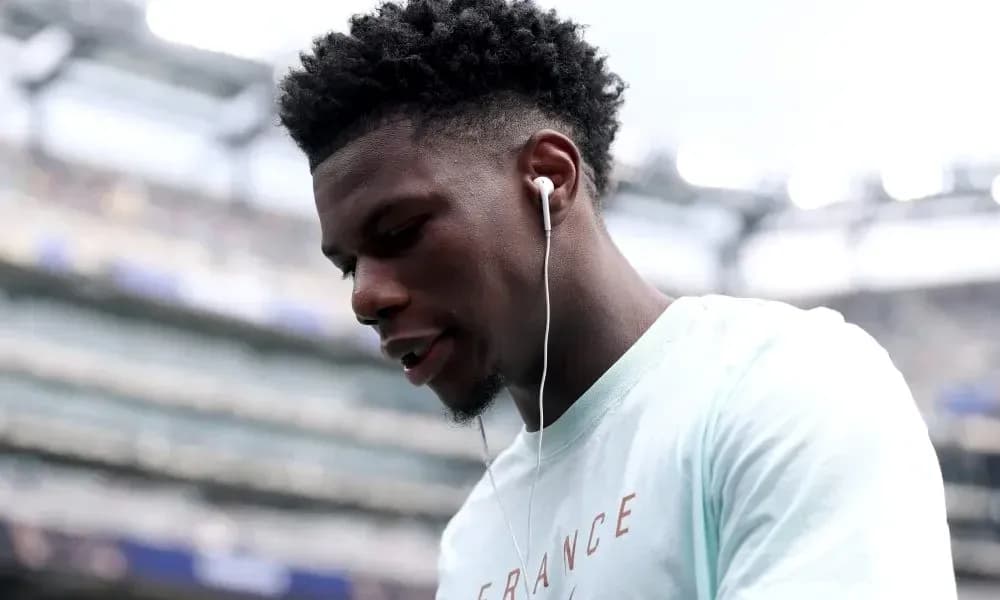 Jugador con auriculares antes del partido Jugador con auriculares antes del partido