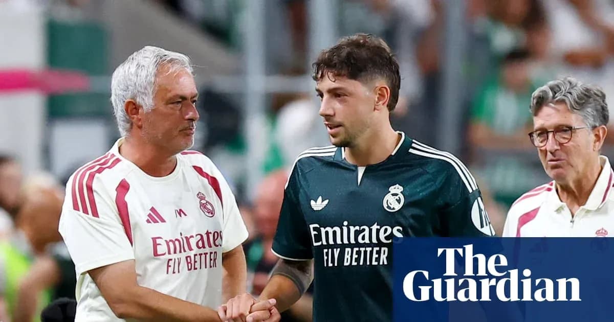 Entrenador y jugador de Real Madrid saludándose Entrenador y jugador de Real Madrid saludándose