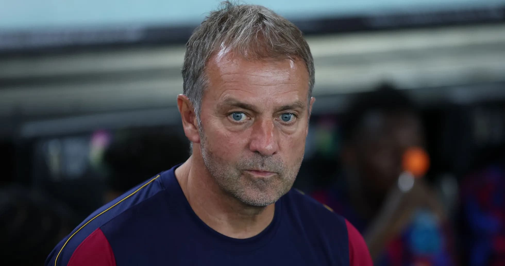 Entrenador sentado en el banquillo durante el partido Entrenador sentado en el banquillo durante el partido