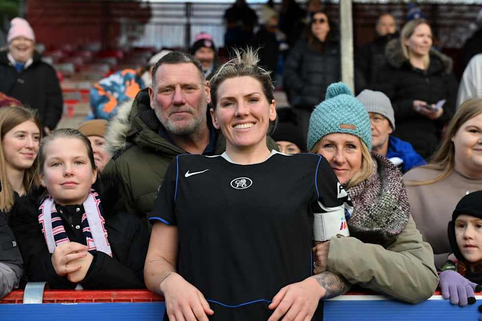 Jugadora sonriendo con aficionados en el fondo Jugadora sonriendo con aficionados en el fondo