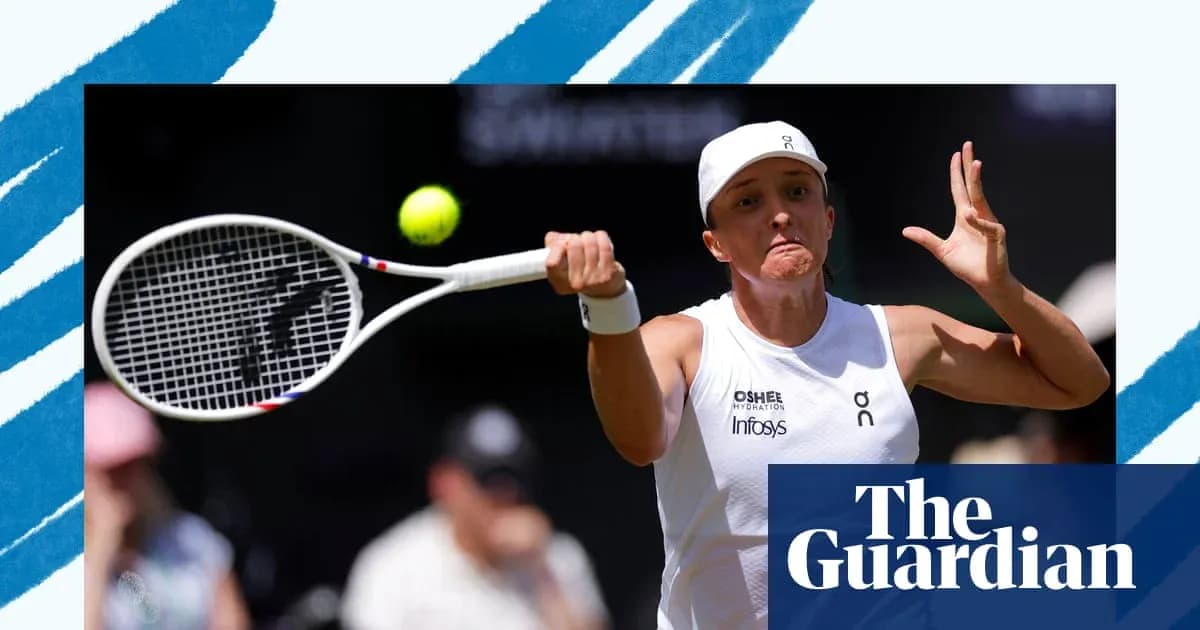 Jugadora de tenis golpeando una pelota en partido Jugadora de tenis golpeando una pelota en partido