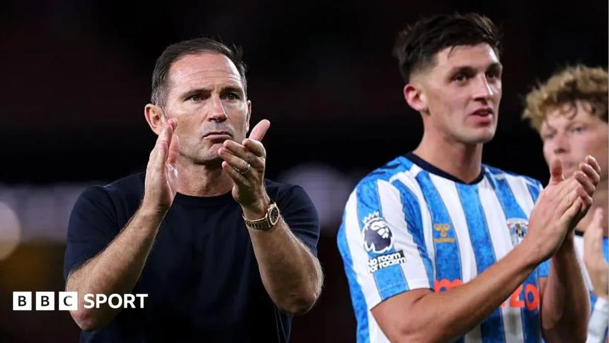 Entrenador y jugador aplaudiendo tras el partido Entrenador y jugador aplaudiendo tras el partido