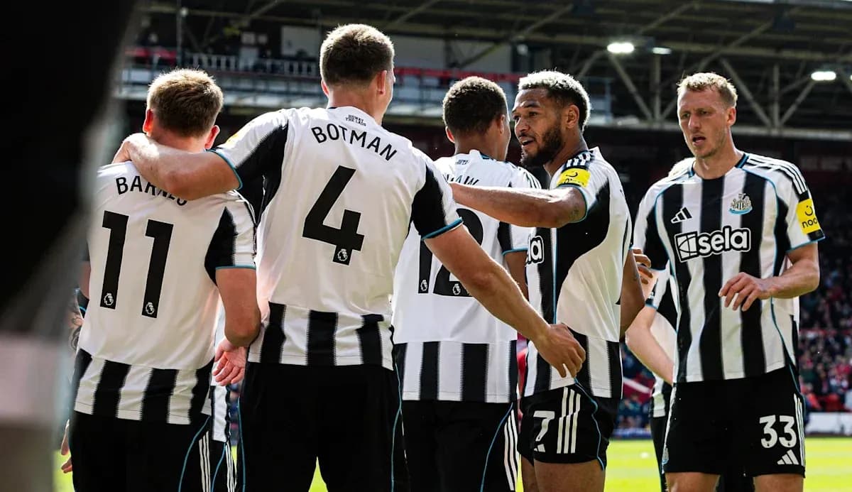Jugadores de Newcastle celebrando un gol en el campo Jugadores de Newcastle celebrando un gol en el campo