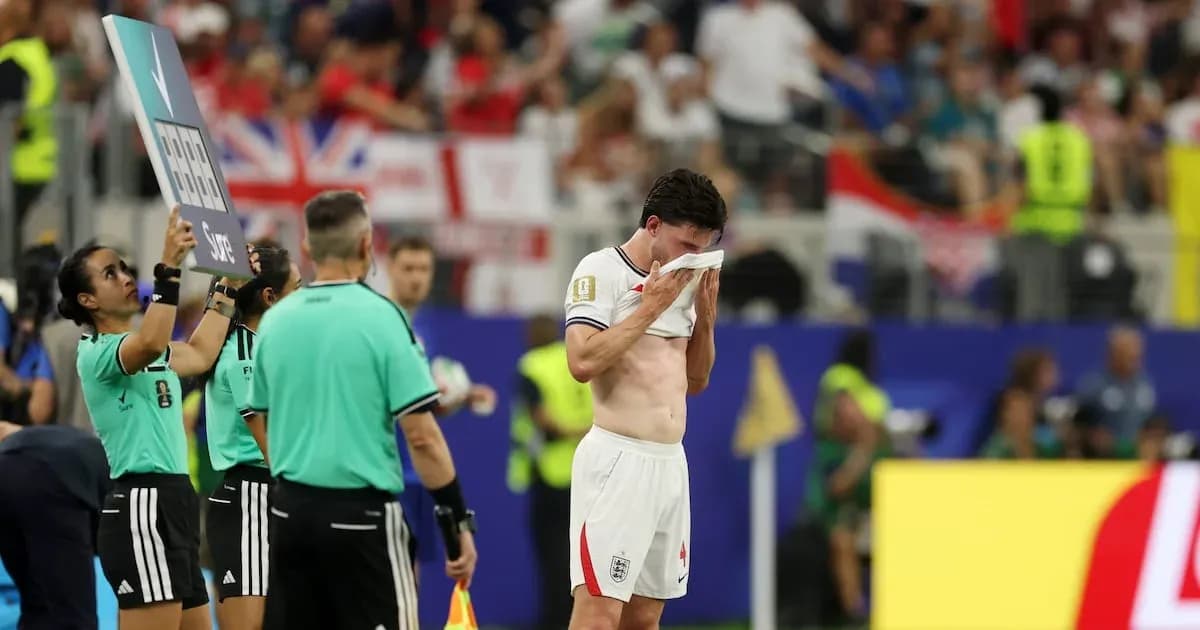Jugador de Inglaterra secándose la cara en el partido Jugador de Inglaterra secándose la cara en el partido