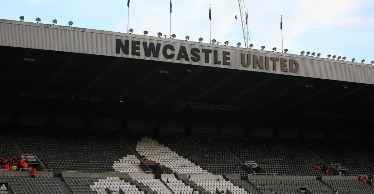 Fachada del estadio de Newcastle United en un día nublado Fachada del estadio de Newcastle United en un día nublado