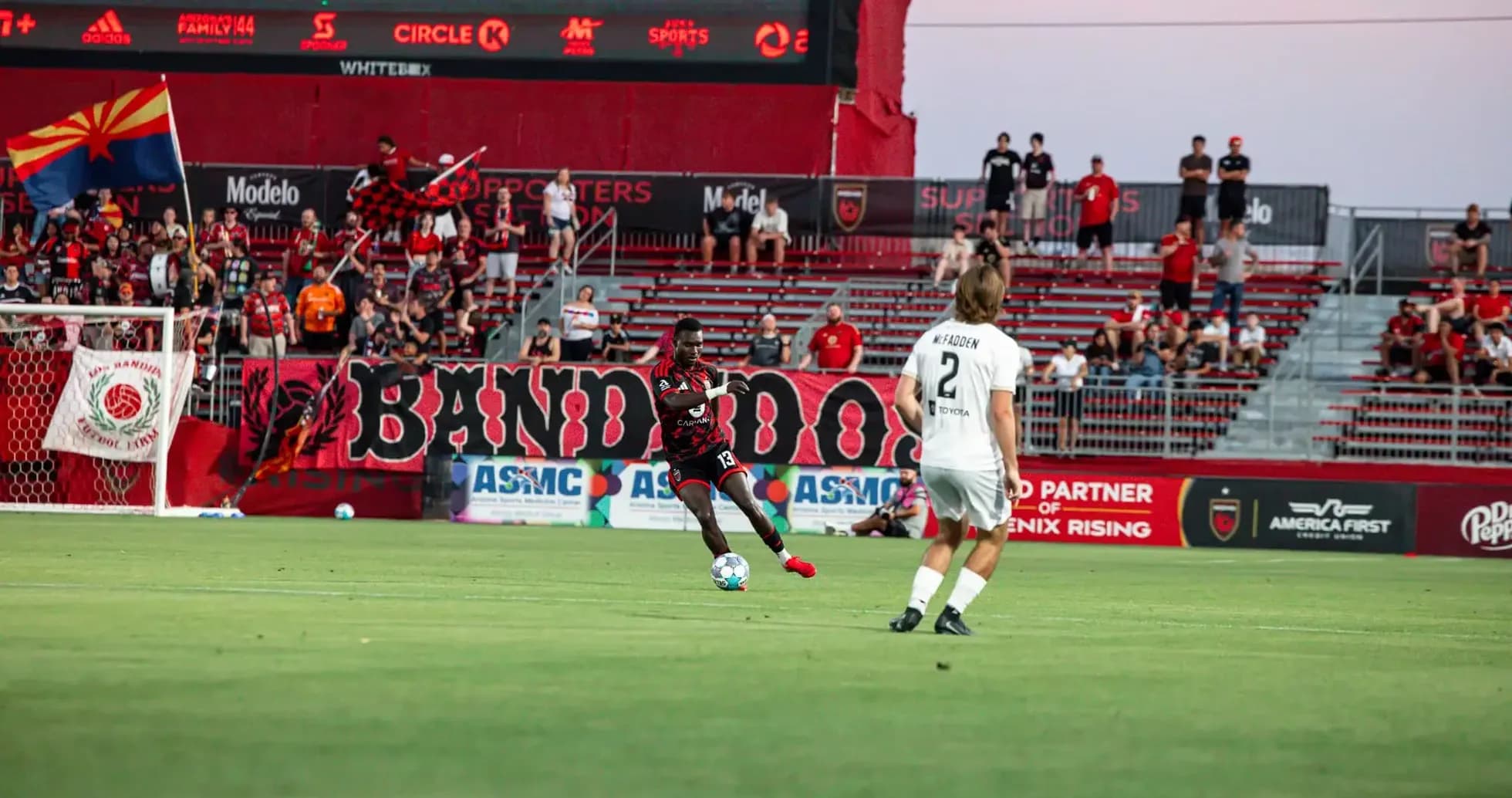 Jugador de Phoenix Rising controlando el balón Jugador de Phoenix Rising controlando el balón