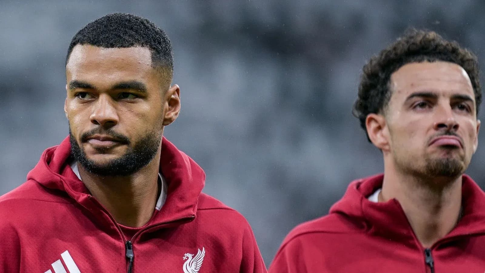 Jugadores de Liverpool durante calentamiento previo al partido Jugadores de Liverpool durante calentamiento previo al partido
