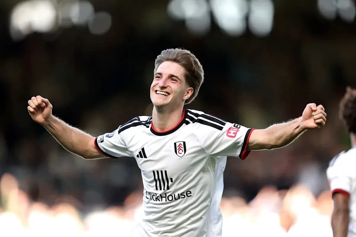Jugador de Fulham celebrando un gol en el campo Jugador de Fulham celebrando un gol en el campo