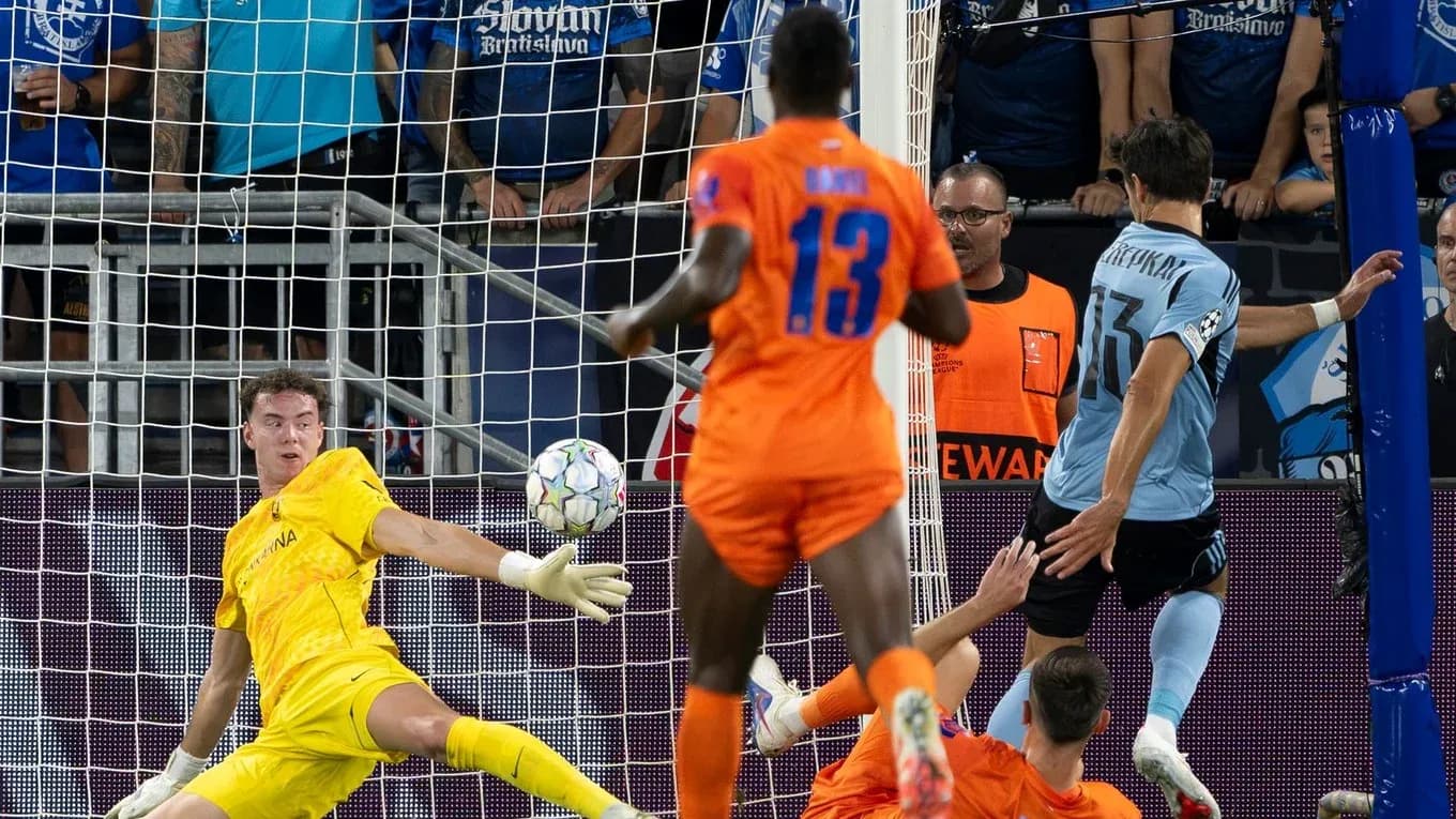 Portero evitando un gol en el partido Portero evitando un gol en el partido