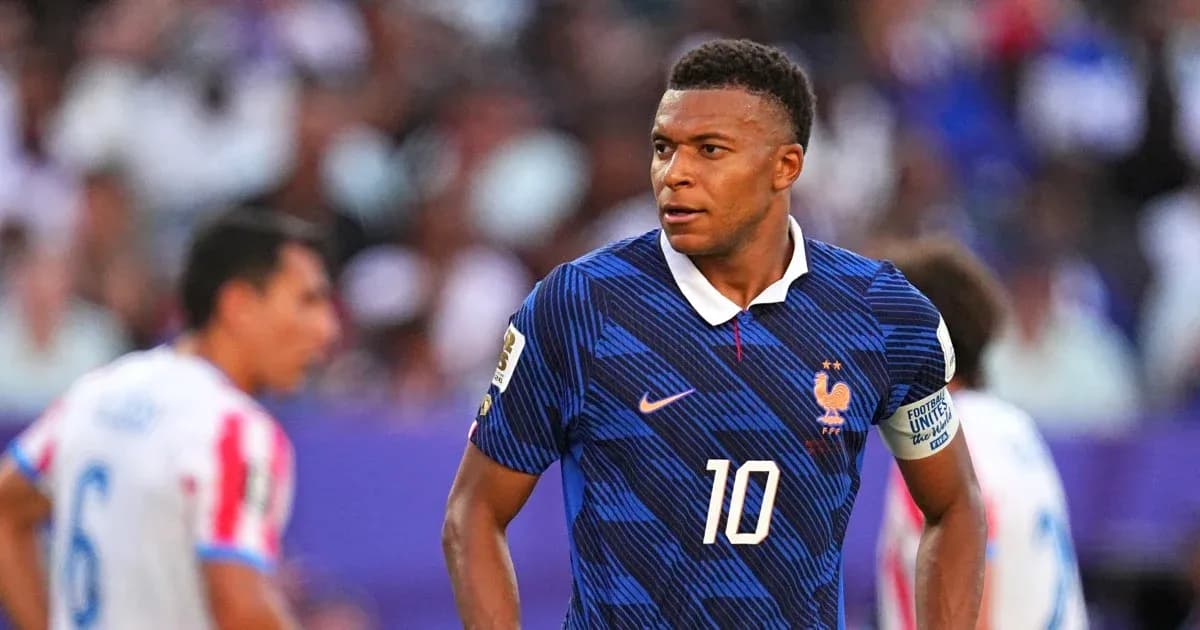 Kylian Mbappé en acción durante un partido de fútbol Kylian Mbappé en acción durante un partido de fútbol
