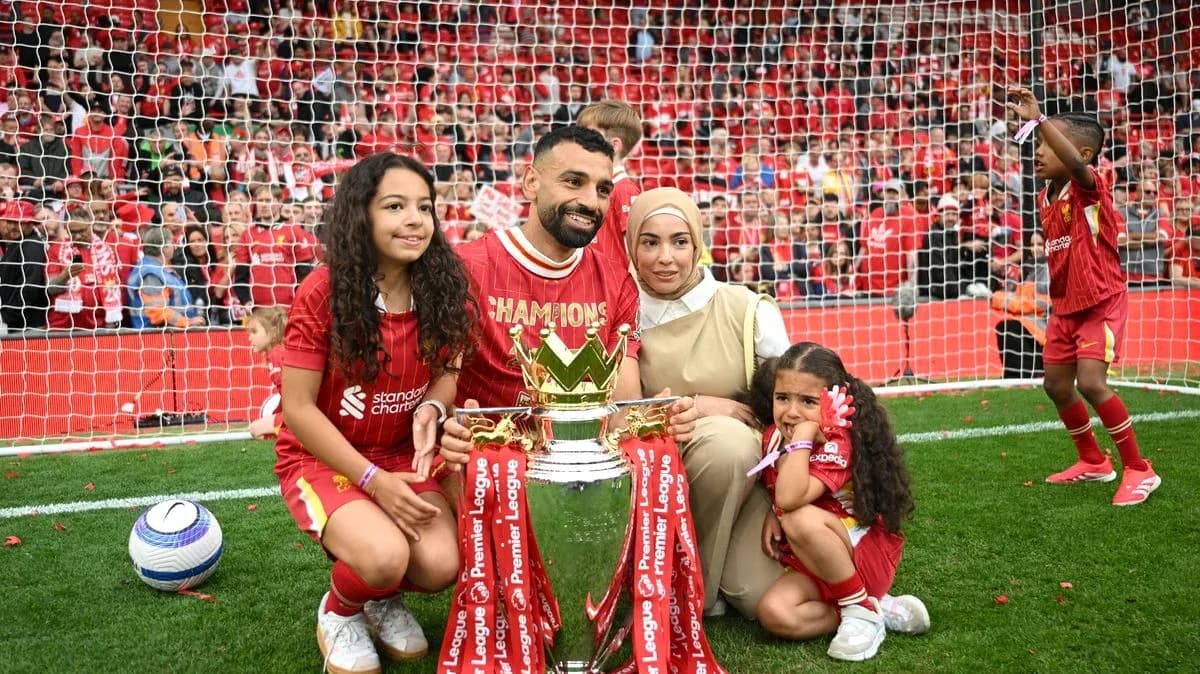 Jugador con familia celebrando el trofeo de la Premier League Jugador con familia celebrando el trofeo de la Premier League