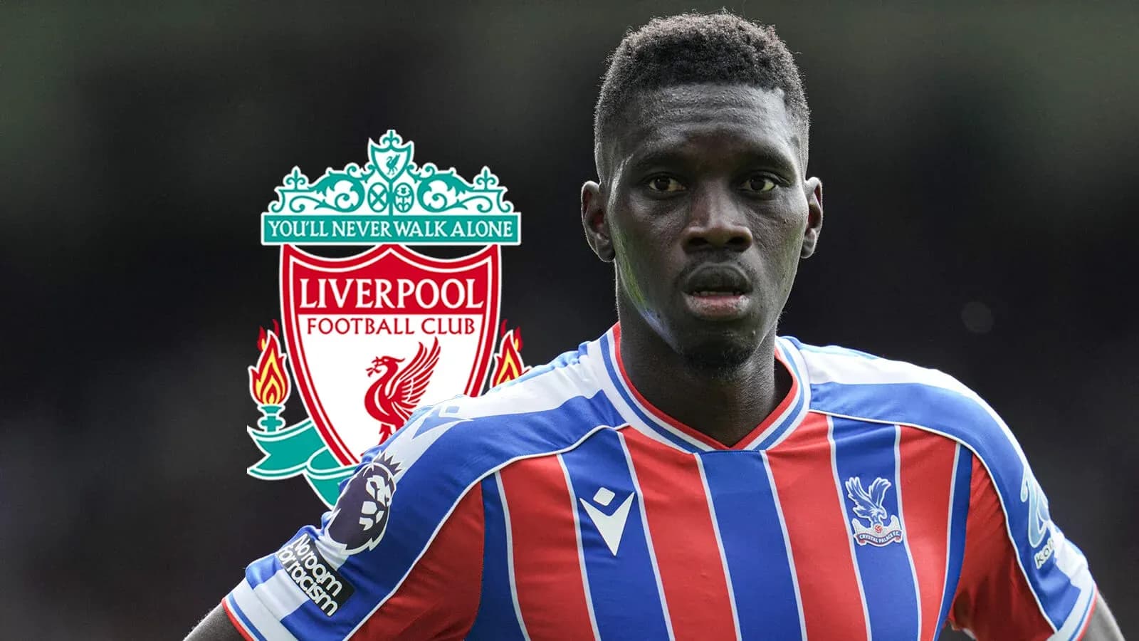 Jugador de Crystal Palace con logo de Liverpool detrás Jugador de Crystal Palace con logo de Liverpool detrás
