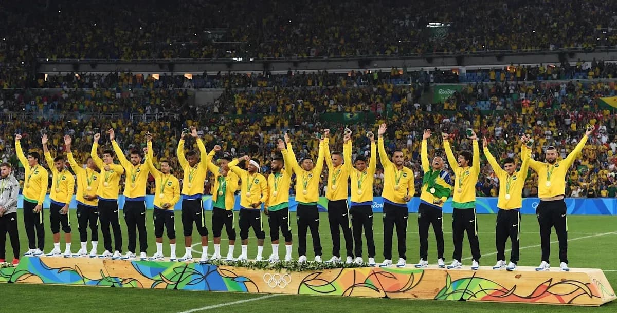 Equipo de fútbol brasileño celebrando medallas en el podio Equipo de fútbol brasileño celebrando medallas en el podio