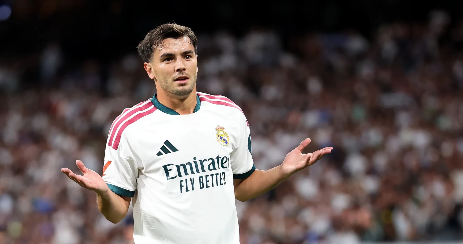 Jugador de Real Madrid gesticulando en el campo Jugador de Real Madrid gesticulando en el campo