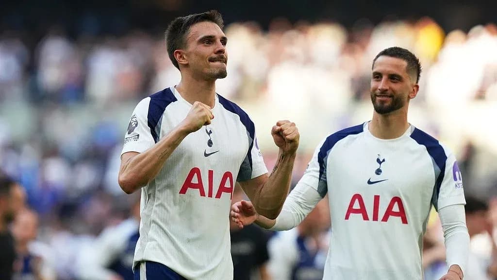 Dos jugadores de Tottenham celebrando en el campo Dos jugadores de Tottenham celebrando en el campo
