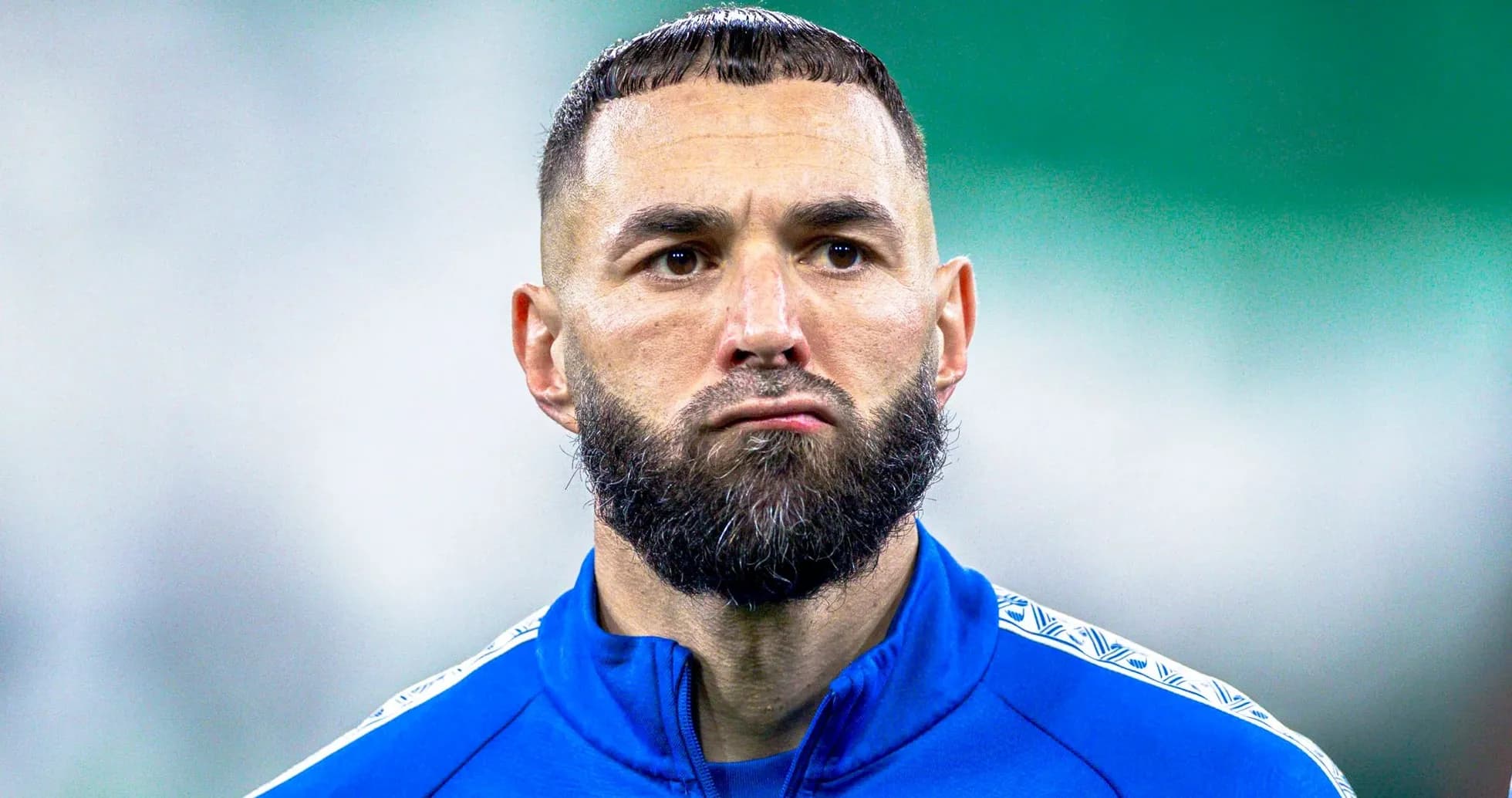 Jugador con barba en camiseta azul durante entrenamiento Jugador con barba en camiseta azul durante entrenamiento