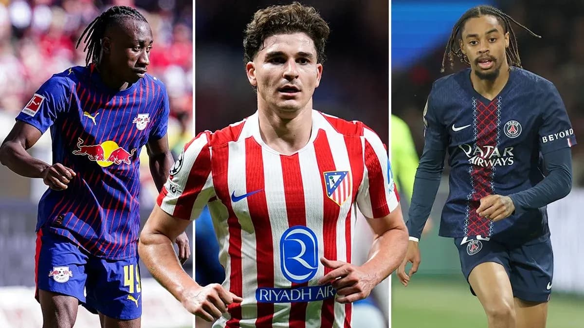 Tres jugadores de fútbol en acción con sus equipos Tres jugadores de fútbol en acción con sus equipos