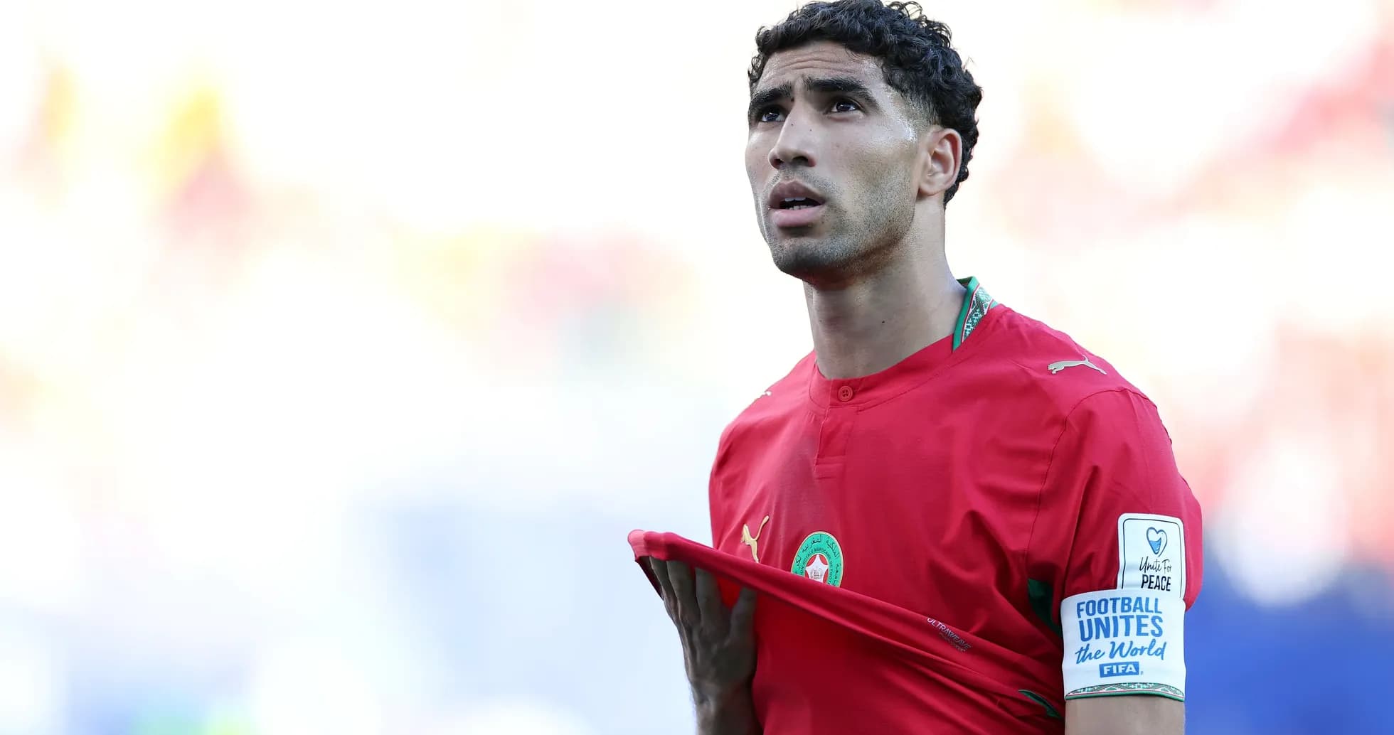 Jugador de Marruecos con camiseta roja en el campo Jugador de Marruecos con camiseta roja en el campo