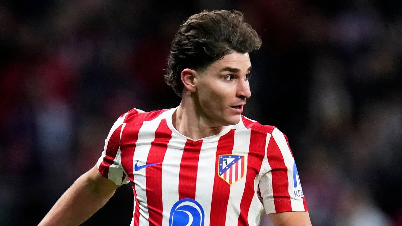 Jugador de Atlético de Madrid en acción durante partido Jugador de Atlético de Madrid en acción durante partido