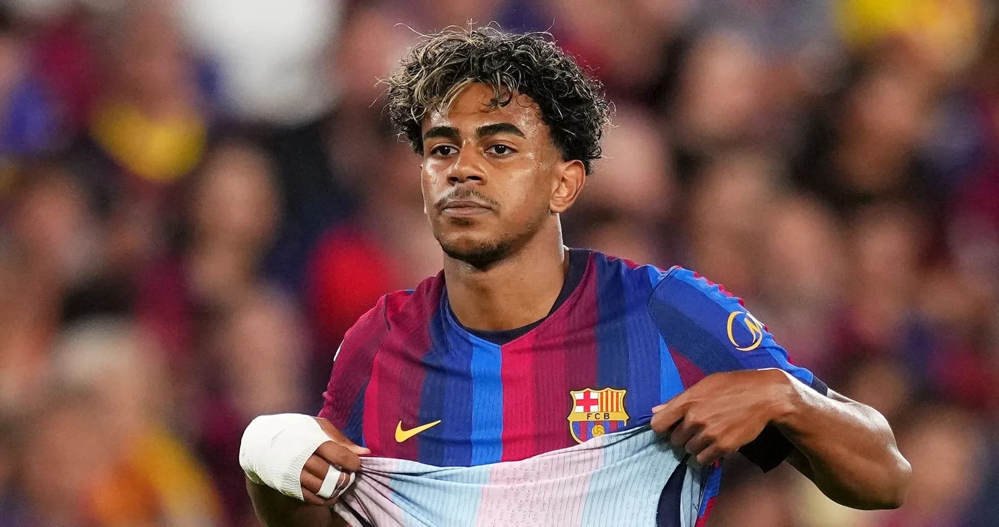 Jugador del FC Barcelona ajustando su camiseta en el campo Jugador del FC Barcelona ajustando su camiseta en el campo