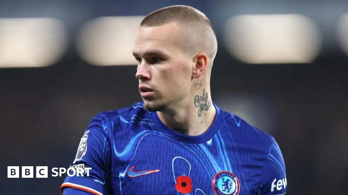 Jugador de Chelsea en uniforme durante el partido Jugador de Chelsea en uniforme durante el partido
