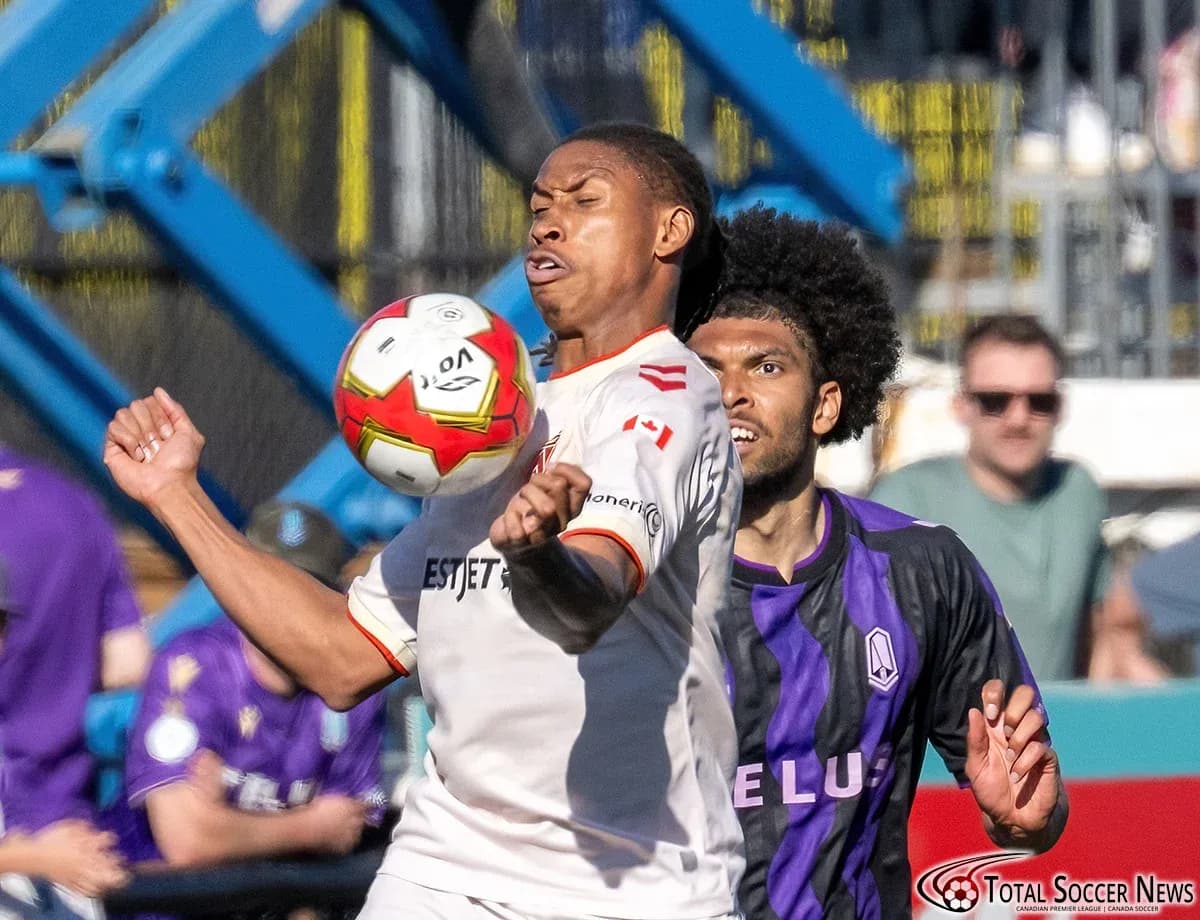 Jugador de Cavalry FC controlando el balón Jugador de Cavalry FC controlando el balón