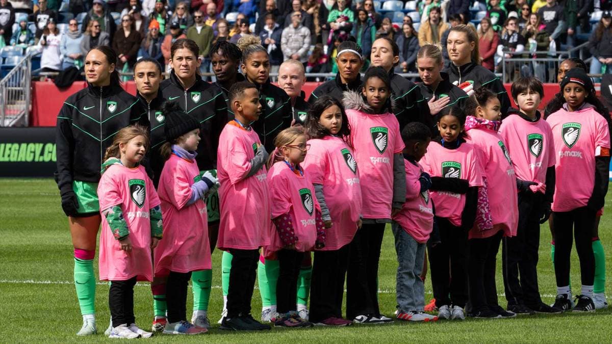 Jugadoras de Boston Legacy y niños en el campo Jugadoras de Boston Legacy y niños en el campo