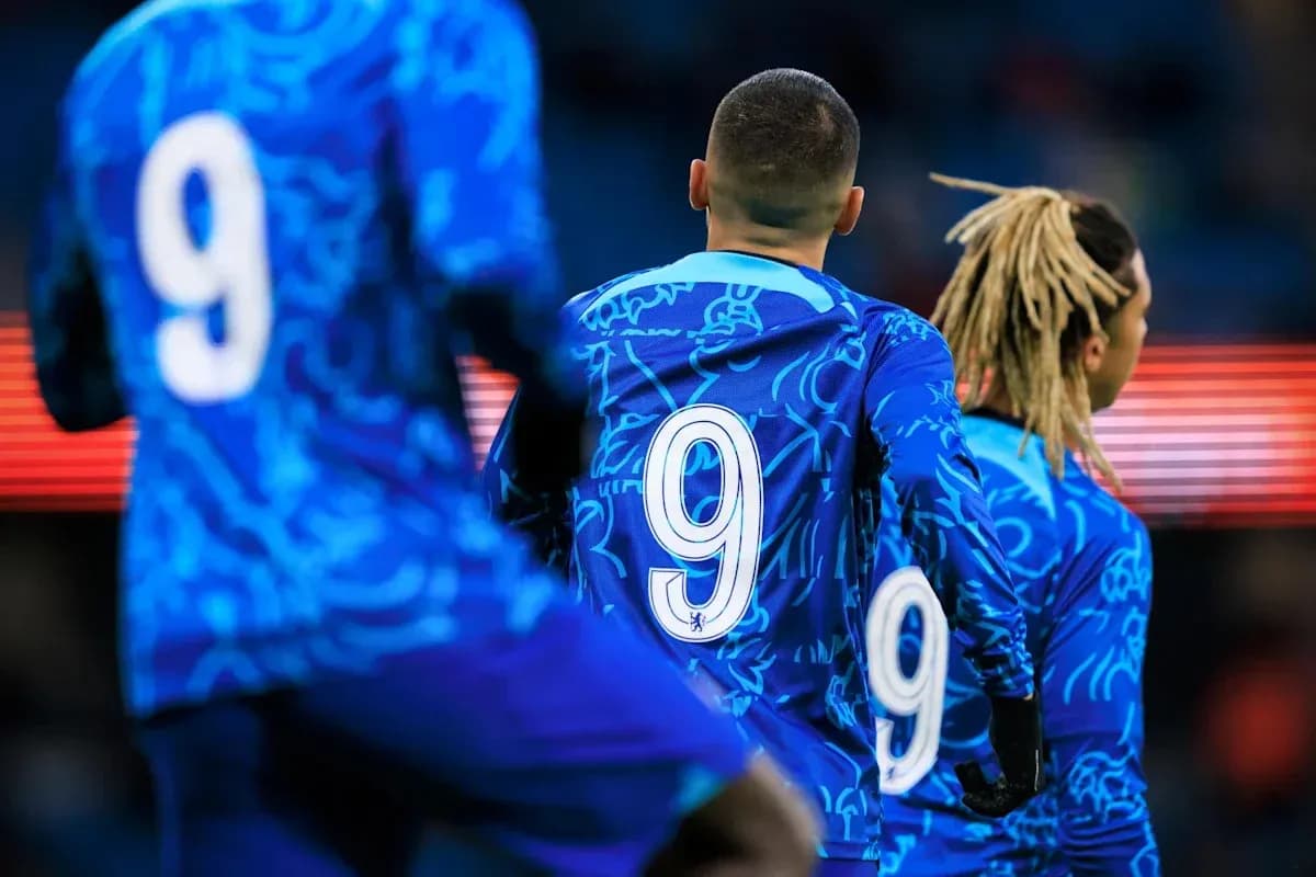 Jugadores con camisetas azules y el número 9 Jugadores con camisetas azules y el número 9