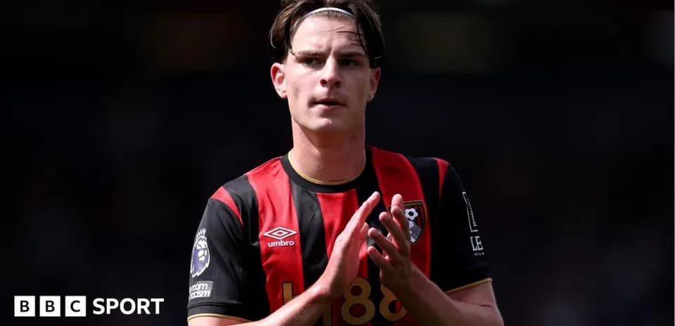 Jugador de Bournemouth aplaudiendo en el campo Jugador de Bournemouth aplaudiendo en el campo