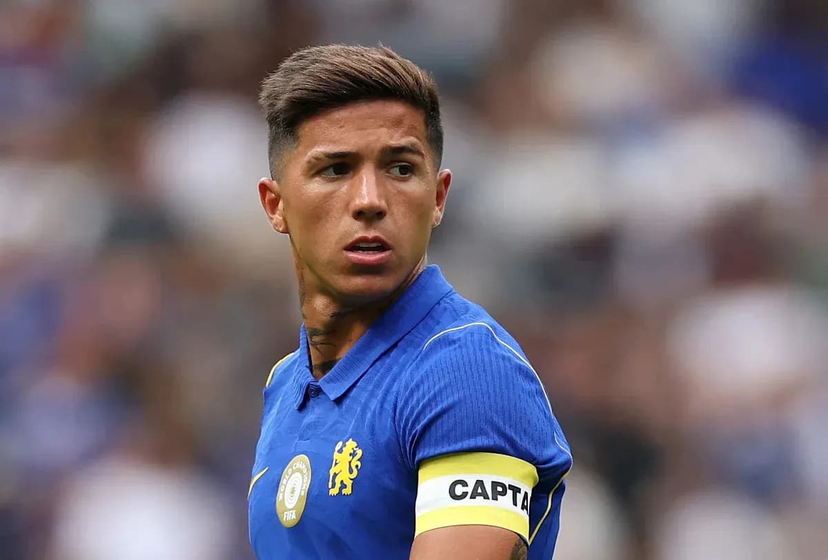 Jugador con camiseta azul y cinta de capitán Jugador con camiseta azul y cinta de capitán