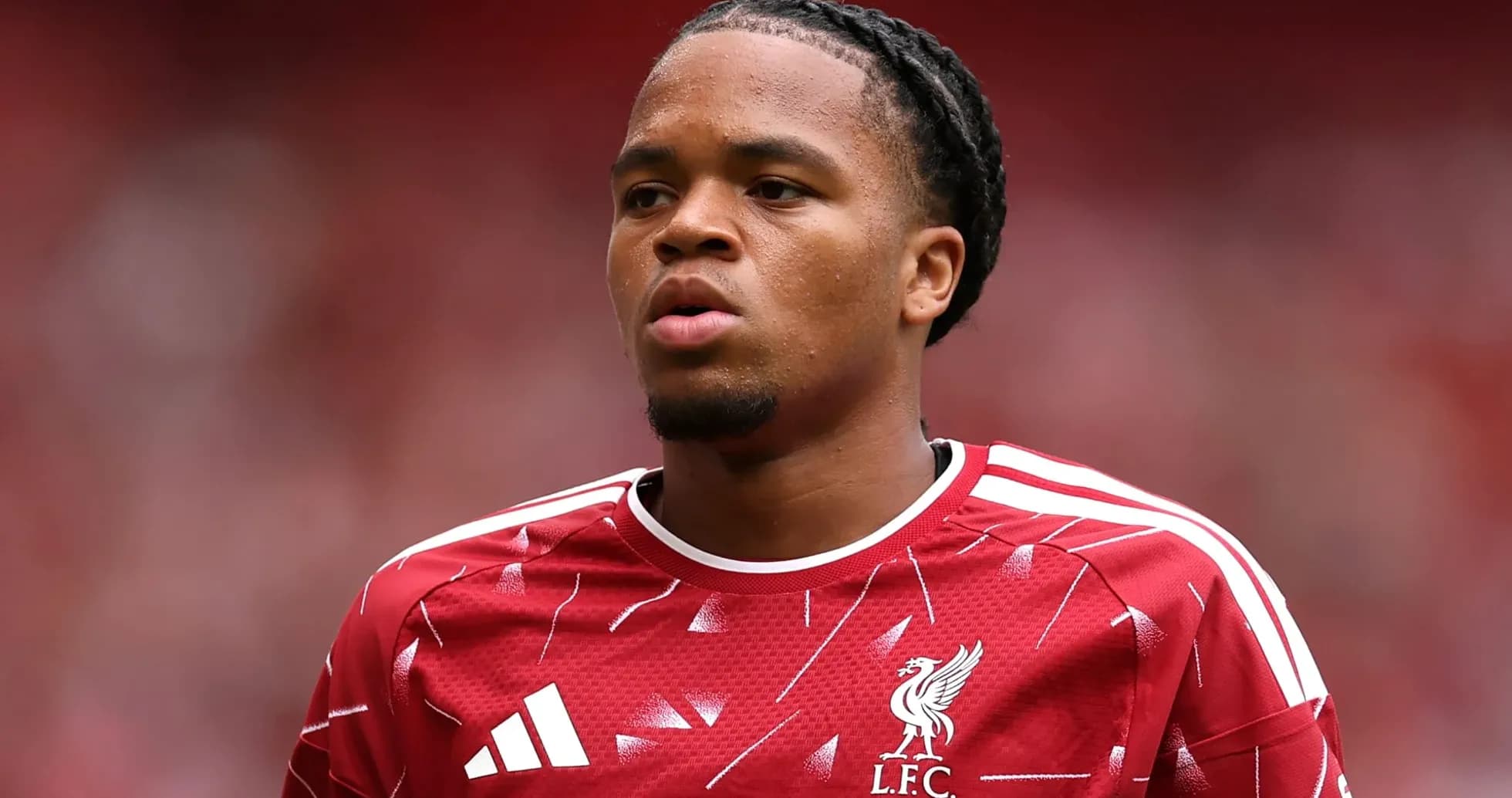 Jugador de Liverpool en uniforme rojo durante el partido Jugador de Liverpool en uniforme rojo durante el partido