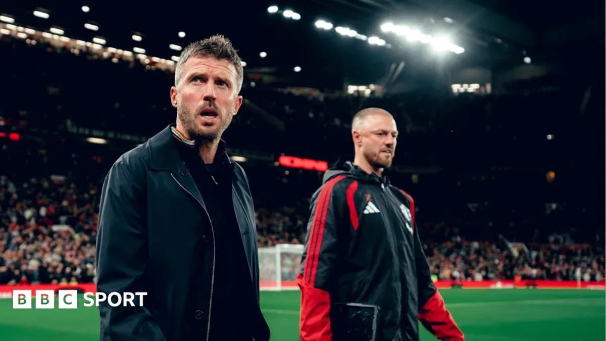 Entrenador y asistente caminando por el campo Entrenador y asistente caminando por el campo